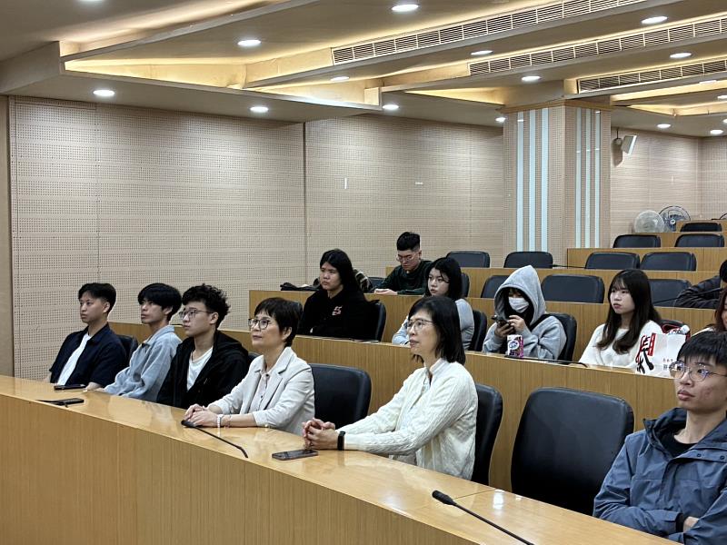 中國科技大學財務金融系師生專注聆聽第一銀行永續金融講座。(照片/校方提供)