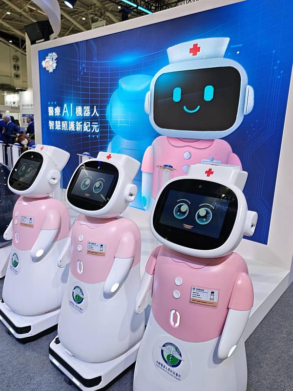 中醫大附醫與長聯科技共同研發的生成式AI照護型機器人「愛寶EirBot」亮相。