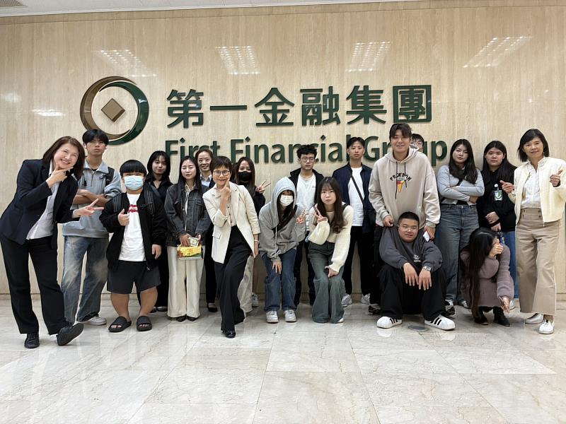 中國科技大學財務金融系師生與第一銀行蔣經理(左1)於1樓大廳合影。(照片/校方提供)
