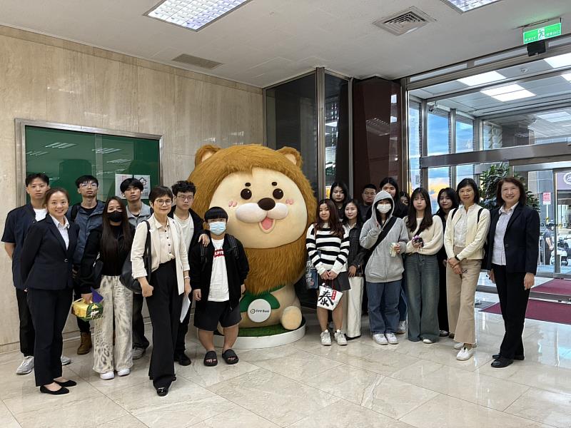 中國科技大學財金系師生與一銀蔣經理於一銀吉祥物小粉獅合影。(照片/校方提供)