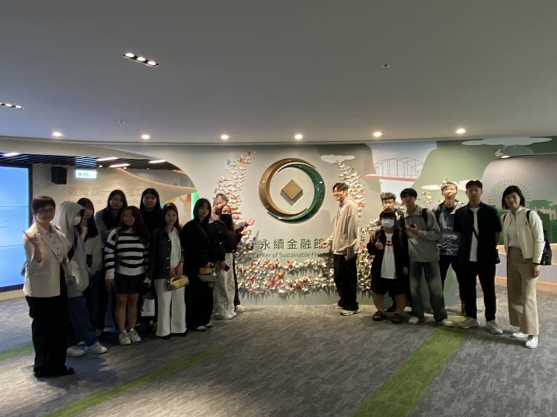 中國科大財金系全體師生參觀第一銀行永續金融館。(照片/校方提供)