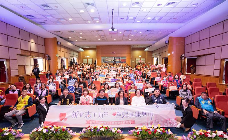 新北市政府衛生局長陳潤秋頒獎表揚114年績優志工
