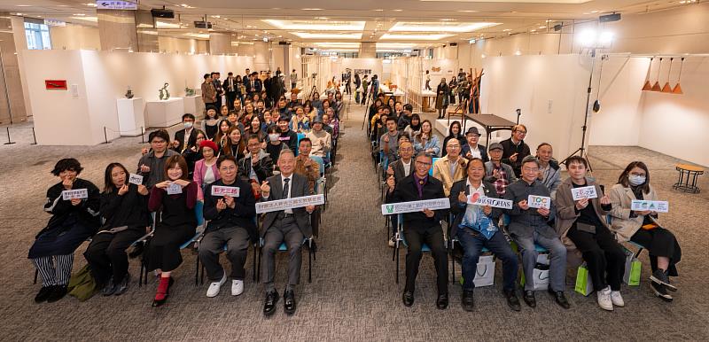 「2025臺灣工藝獎特展」以跨領域創作與永續實踐為核心，呈現臺灣工藝的新視野，參與開幕式貴賓共同合影留念。