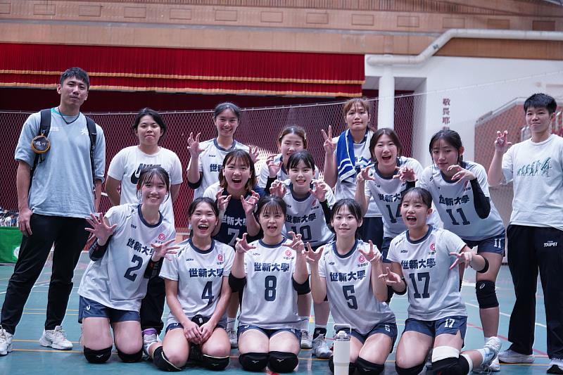 五連勝的成績背後，是世新大學女子排球隊堅持與團結精神的最佳展現。（世新大學提供）