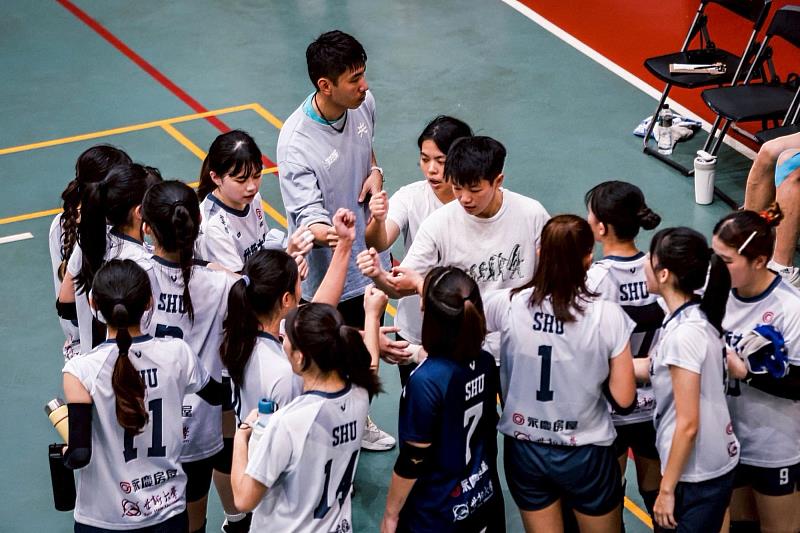 世新大學女子排球隊總教練楊怡真於場邊指導戰術，帶領球員穩定發揮。（世新大學提供）