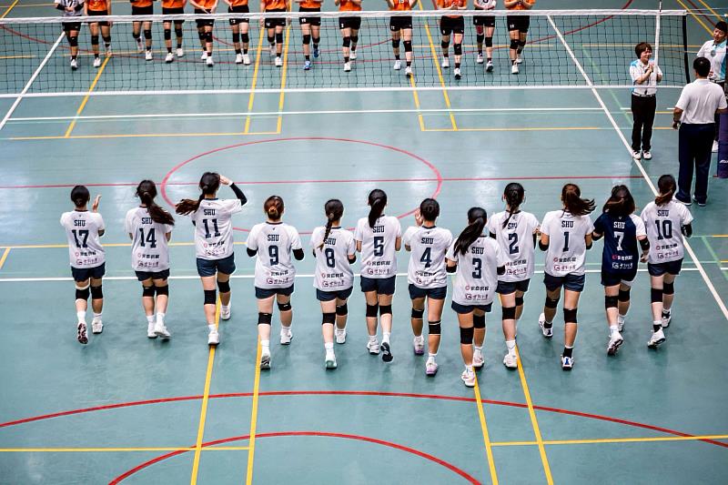 世新女排感謝永慶房屋的大力支持，助球員在賽場上全力以赴，展現最佳狀態。（世新大學提供）