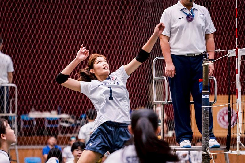世新女排主攻手1號莊欣曈在114 UVL二級預賽中展現強大火力，助球隊打出精彩開局。（世新大學提供）