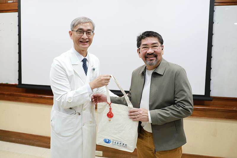 菲律賓參訪團由Rafael Lazatin Memorial Medical Center院長Dr. Froilan A. Canlas率隊。