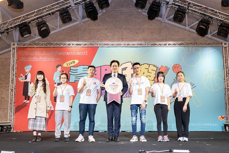 代理市長邱臣遠與6位青年導覽員合影。