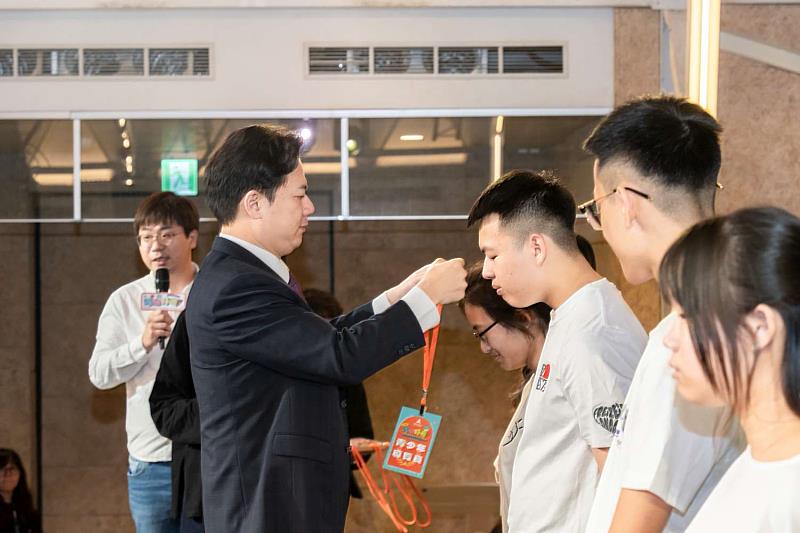 代理市長邱臣遠為6位靜態展青年導覽員授證。