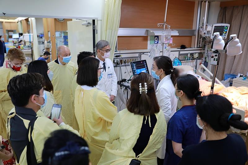 會後菲律賓團隊實地參訪4個單位,了解病房配置、醫療流程、人力運作及照護模式。菲律賓參訪團認為花蓮慈院實際增加資源、貼近病人需求的做法非常值得在他們院所借鏡,也對花蓮慈院在臨床路徑、流程優化及照護品質上的實務經驗留下深刻印象。