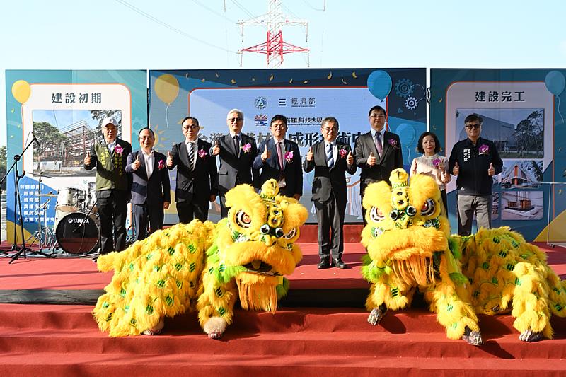 國立高雄科技大學在經濟部與教育部支持下，合計投入3.5億經費的「先進材料成型技術中心」今（5）日盛大開幕，產官學研非常重視的1600噸大型伺服沖壓設備，將成為我國邁向高階製造的一個重要里程。照片左起：高科大校友總會長朱溥霖、金屬中心執行長賴永祥、模具公會理事長張和明、經濟部產發署副署長鄒宇新、教育部主任秘書林伯樵、高科大校長楊慶煜、高雄市副市長羅達生、教育部技職司長楊玉惠、行政院南部辦公室副執行長謝文斌。