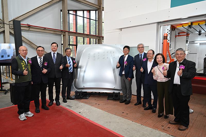 「先進材料成型技術中心」第一片沖壓鈑金，邀請多位貴賓簽名留念，做為高科大攜手產業邁向先進製程的歷史見證。照片左起：高科大校友總會長朱溥霖、模具公會理事長張和明、高雄市副市長羅達生、高科大校長楊慶煜、教育部主任秘書林伯樵、經濟部產發署副署長鄒宇新、金屬中心執行長賴永祥、教育部技職司長楊玉惠、高科大產學長謝其昌。