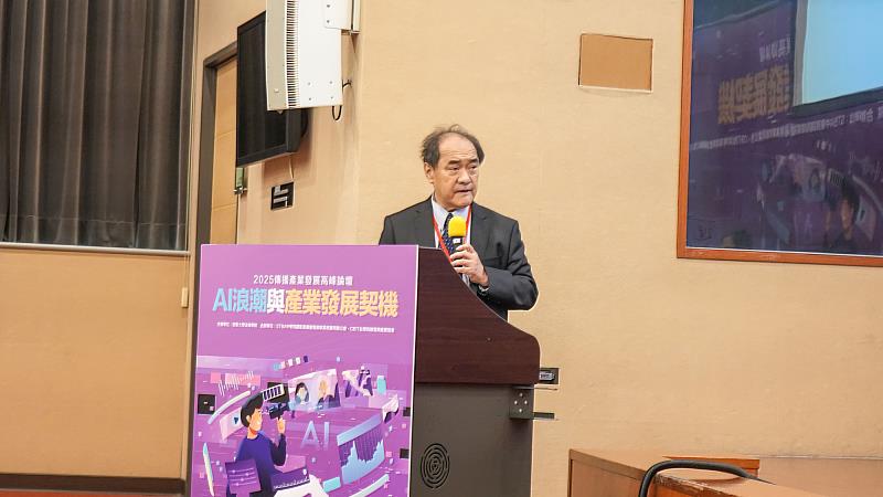 世新廣電系副教授何吉森表示,AI技術雖仍試驗中,但已展現創新與降成本的潛力。(世新大學提供)
