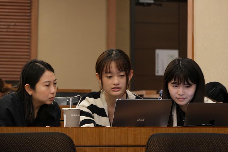 世新公廣系學生團隊第20屆台灣廣告節的重點活動「創意戰鬥營」，邀請米蘭營銷策劃副創意總監孫意盈（左1）指導參賽學生並提供建議。（世新大學提供）