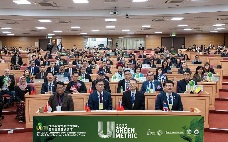 環境部長彭啓明於暨大發表專題演說，與全球近百位大學校長與永續領袖合影。