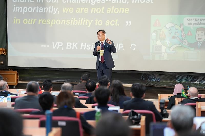 彭啟明暨大開講：碳定價、綠領人才、COP30一次看懂。