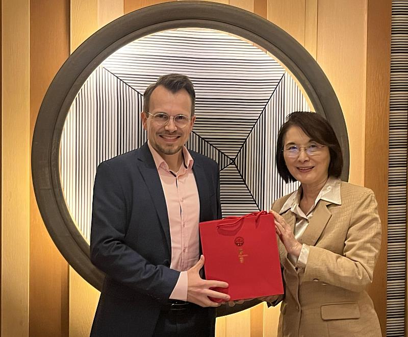 福茲堡應用科技大學校長Prof. Dr. Jean Meyer（左）於晚宴與實踐大學洪久賢校長(右)互贈紀念品並合影，傳承兩校40年合作情誼。