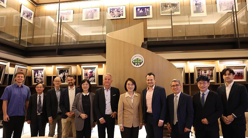 實踐大學洪久賢校長(右五)及師長熱情接待德國姊妹校福茲堡應用科技大學代表團。