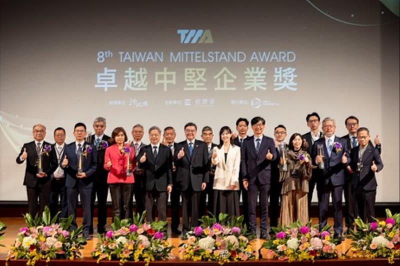 行政院卓榮泰院長、經濟部龔明鑫部長、行政院李慧芝發言人、經濟部產業發展署邱求慧署長、中衛發展中心謝明達董事長與14家得獎企業進行大合照。