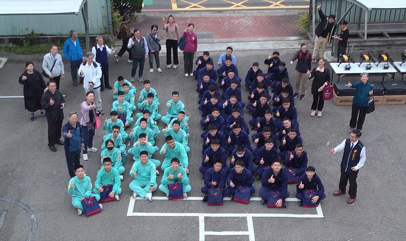 師生在亞拓科技飛場看世界無人機冠軍好手Luca穿越機表演