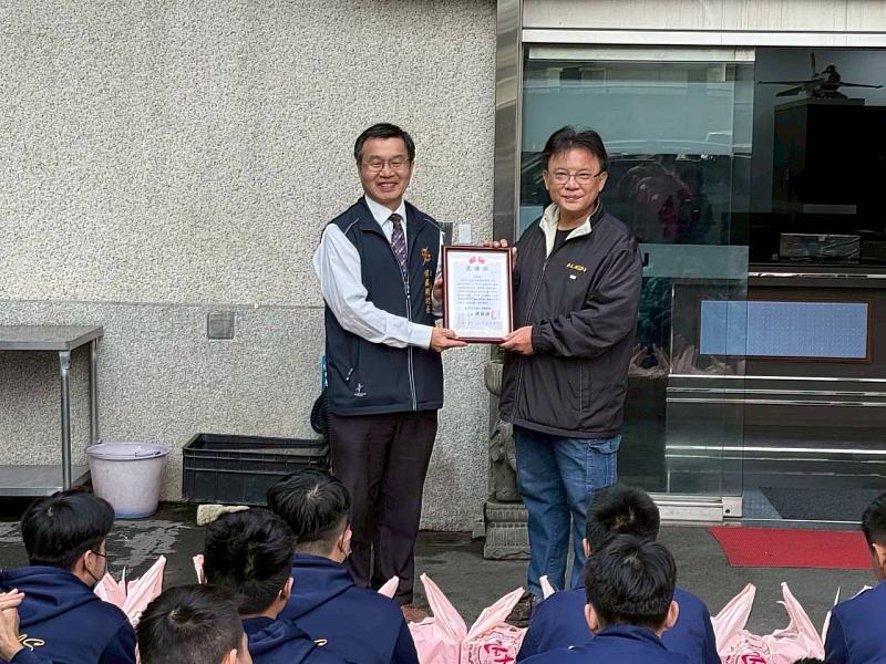 校長頒贈感謝狀給杜大森董事長