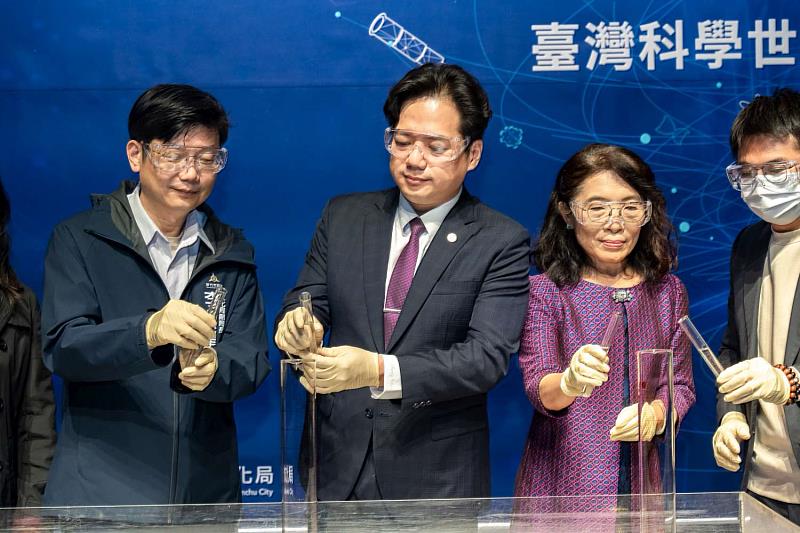代理市長與貴賓們進行啟動儀式，希望為竹市注入滿滿科技量能。