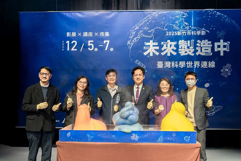 代理市長與貴賓們進行啟動儀式，希望為竹市注入滿滿科技量能。