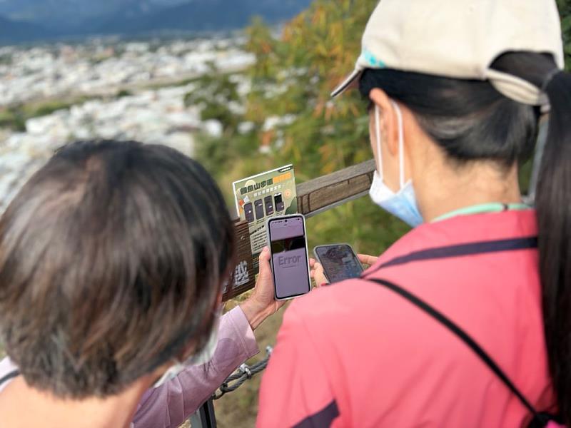 許多民眾一早來到鯉魚山步道參加集章活動