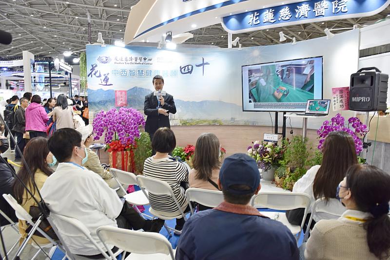 詹津祐主任說，這套VR系統以實際急救流程為藍本，建構出3D虛擬手術與急救場景，學員戴上裝置後，即可分別扮演醫師、體循師與助手三種角色。