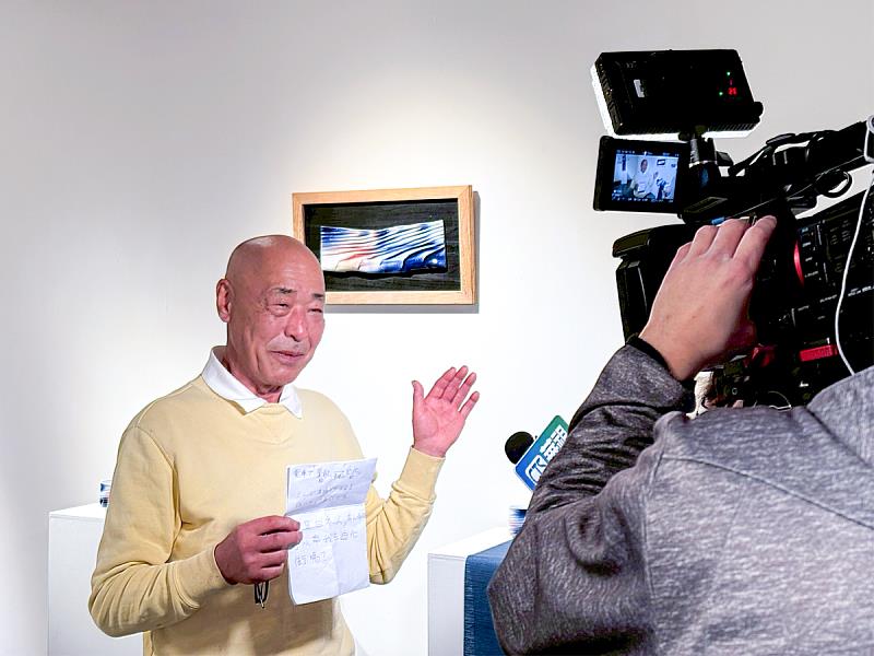 池田老師指向作品《平明》，說明砥部工藝的百年傳承，使觀眾體會窯火的脈動。