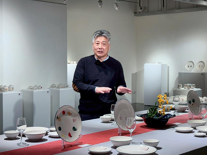 在作品前，蘇老師講述從在地文化到器形的旅程，帶觀眾靠近生活陶的靈魂。