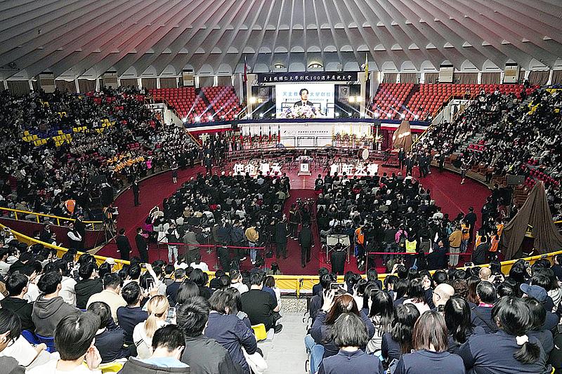 不少校友從世界各地前來參加百年校慶,總計2500多人湧進中美堂,見證百年歷史。輔大提供照片