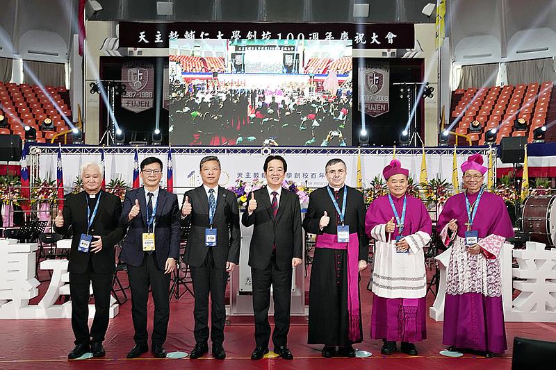 賴清德總統（中立）親自參加輔仁大學百年校慶，與藍易振校長(左一)、教育部次長張廖萬堅傑出校友(左二)、賴效忠神父(左三)，教廷代辦馬德範蒙席（右一）、劉振忠總主教（右二）、鍾安住總主教（右三）合影。輔大提供照片