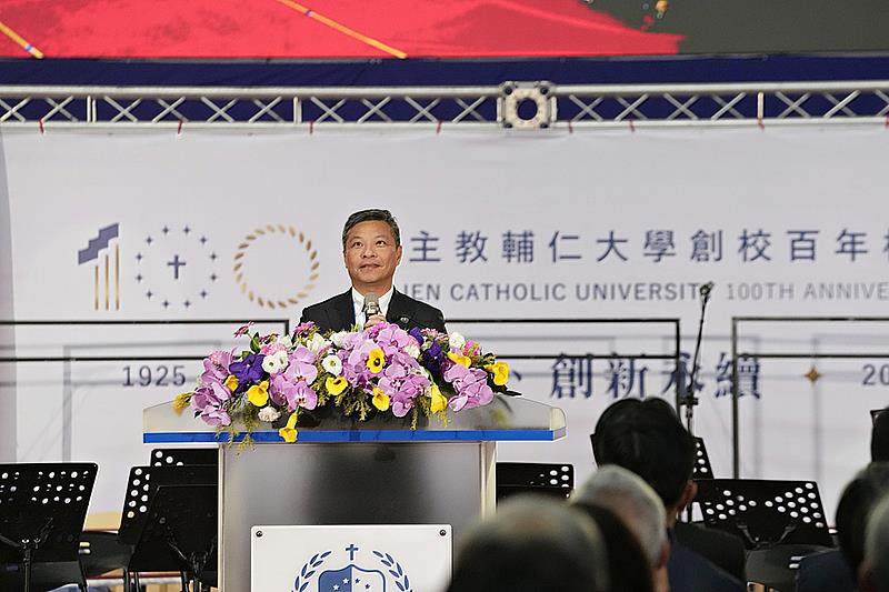 藍易振校長致詞宣布新百年的行動藍圖為「GRACE」五大價值，引領輔仁邁向第二個百年。