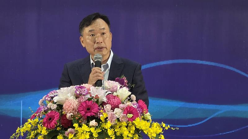 黃能富校長致詞-南臺科技大學校長黃能富博士於第36屆汽機車大展開幕典禮致詞。校長強調，南臺車展是一座連結教育、產業與社會的橋樑，鼓勵學生透過真實大型專案累積經驗，展現學校在人才培育上的遠見。