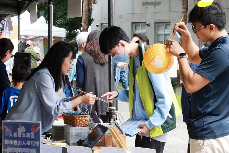 國家人權博物館「2025年世界人權日典禮」今（6）日舉行，場外「人權市集」吸引不少年輕人駐足瞭解。