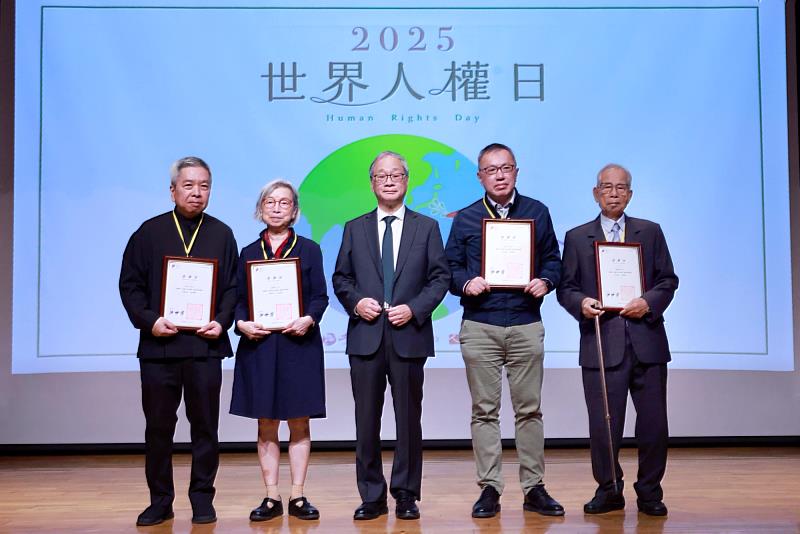 文化部長李遠頒贈文物捐贈感謝狀並合影（左起政治受難者胡鑫麟家屬胡乃元及胡蕙玲、政治受難者劉振源家屬劉介奇、政治受難者前輩陳顯宗）。