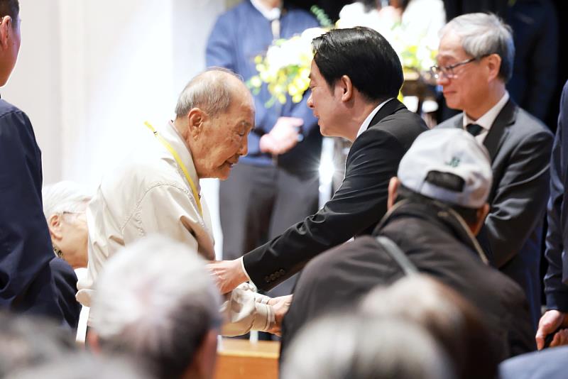 總統賴清德出席「2025年世界人權日典禮」,向政治受難者及家屬們致意,圖中為政治受難者前輩張則周。
