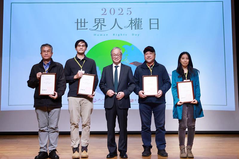 文化部長李遠頒贈文物捐贈感謝狀並合影（左起劉明憲、洪仁德、韓燕明、台灣民間真相與和解促進會理事長王寶萱 ）。