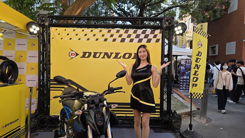 車展現場的 Show Girl。活動除了新車與技術展示外，亦透過美女模特兒的專業呈現，為車展增添亮點，成功吸引大量車迷目光，強化南臺車展作為汽車嘉年華的魅力。