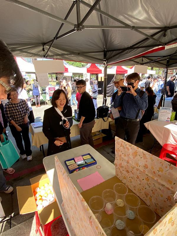 諮商中心陳斐娟主任示範第一關活動遊戲