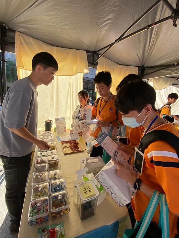 參與者體驗第三關人生五味