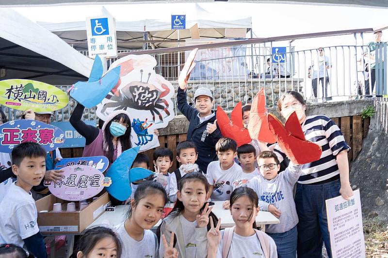 代理市長邱臣遠至現場寓教於樂攤位與學童互動