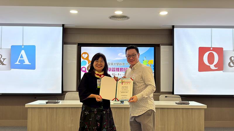 林孟亮學務長致贈感謝狀予臺北醫學大學跨領域學院王明旭副院長。