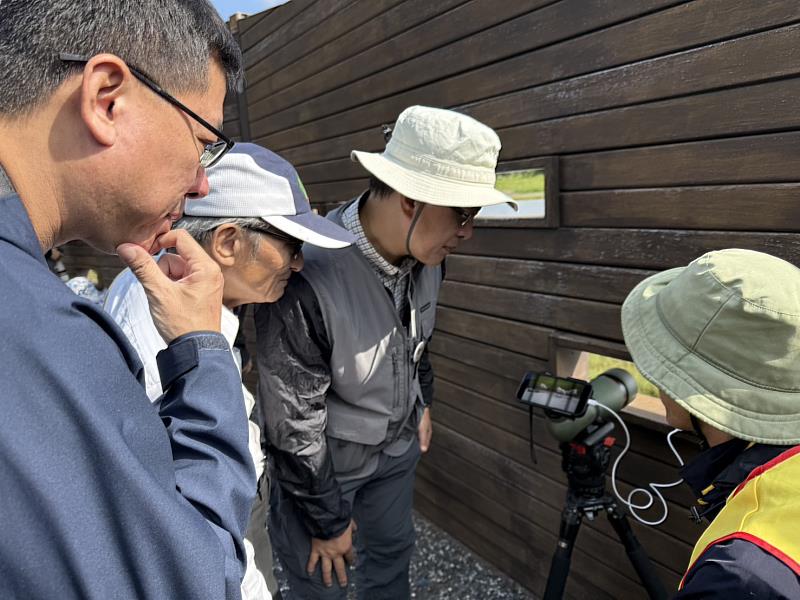 新竹市鳥會專業解説員帶領利用科技賞鳥，手機成爲賞鳥解説大幫手