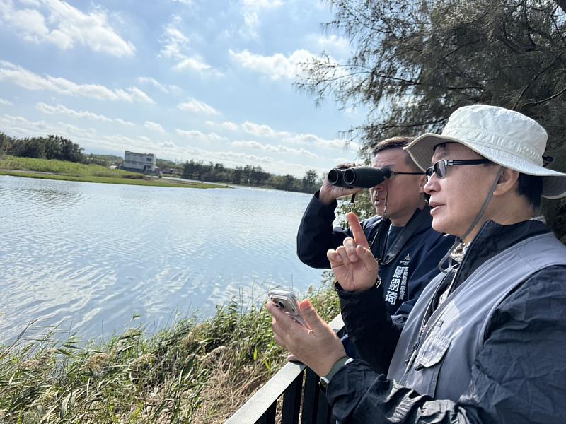 新竹鳥會理事長陳慎哲親自導覽賞鳥，今天非常高興能看到4隻國際明星黑面琵鷺