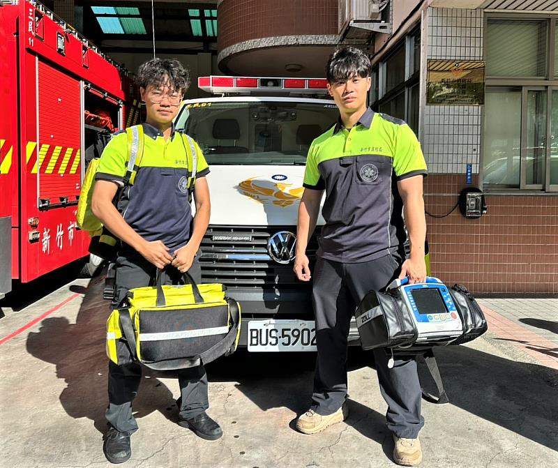 消防局三民分隊楊迦悅、蔡承佑(右1)成功將失去生命徵象患者救回。