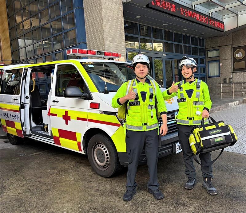 消防局竹光分隊許鈞翔、盧潔儀(右1)成功將失去生命徵象患者救回。