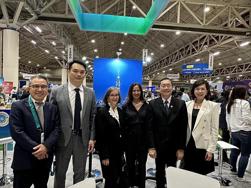 郭壽旺副校長(左1)與國務院及美國在台協會代表合影。美國國務院東亞及太平洋事務局新聞與公共外交主任 Ragini Gupta（右3）、美國在台協會華盛頓總部執行理事 Ingrid D. Larson（左3）、駐休士頓辦事處陳育仁副處長（左2）、教育組楊淑雅組長（右1），以及高教基金會林子斌執行長（右2）